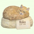 Скульптурный памятник Длинношерстная кошка рыжая британская на камне