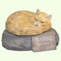 Скульптурный памятник Длинношерстная кошка рыжая на камне