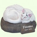 Скульптурный памятник Кот белый с крыльями ангела на камне