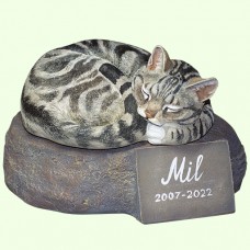 Скульптурный памятник Кот калачик мраморный на камне