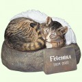 Скульптурный памятник Кот крылатый с полосками на камне