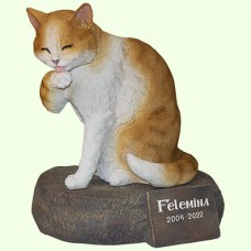 Скульптурный памятник Кот лижет лапу рыжий на камне