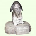 Скульптурный памятник Кролик вислоухий серебристый на камне М