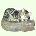 Скульптурный памятник Мраморный кот ангел на камне