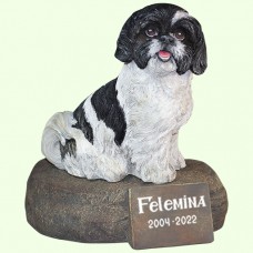 Скульптурный памятник Ши-тцу черно-белый сидит на камне