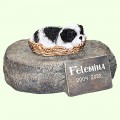 Скульптурный памятник Ши-тцу черно-белый в корзинке на камне