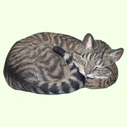 Скульптурный памятник Спящий кот калачик с полосками