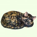 Скульптурный памятник Спящий кот калачиком черепаховый