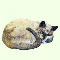 Скульптурный памятник Спящий кот калачиком сиамский
