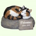 Скульптурный памятник Спящий кот калачиком трехмастный на камне