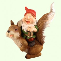 Садовая фигура Гном на белке