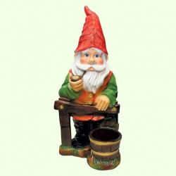 Садовая фигура Гном у забора