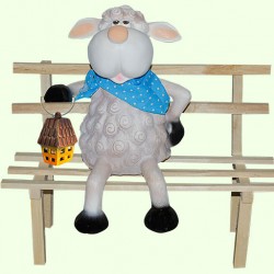 Садовая фигура Овечка на скамейке