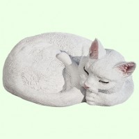 Садовая фигурка Спящий кот калачиком белый