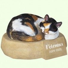 Урна для праха Кошка калачик на камне трехцветная