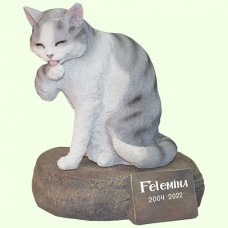 Урна для праха Кот лижет лапу серый на камне