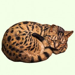 Урна для праха Спящий бенгальский кот калачиком